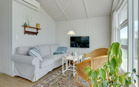 Liutulf - 40M from the Sea: Bleu, Arbuste, Chalet, Couverture De Sol, Jardin, Biens, Ombre, Aménagement Paysager, Ferme, Eco Hôtel