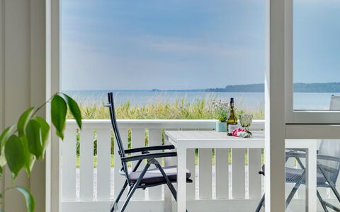 Liutulf - 40M from the Sea: Bleu, Arbuste, Chalet, Couverture De Sol, Jardin, Biens, Ombre, Aménagement Paysager, Ferme, Eco Hôtel