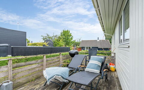 Liutulf - 40M from the Sea: Bleu, Arbuste, Chalet, Couverture De Sol, Jardin, Biens, Ombre, Aménagement Paysager, Ferme, Eco Hôtel