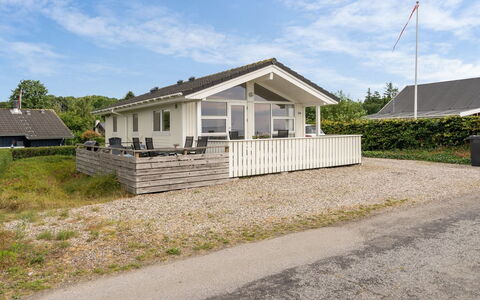 Liutulf - 40M from the Sea: Bleu, Arbuste, Chalet, Couverture De Sol, Jardin, Biens, Ombre, Aménagement Paysager, Ferme, Eco Hôtel