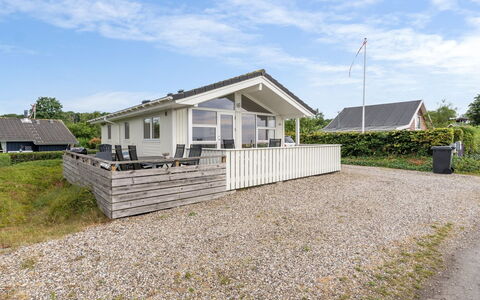 Liutulf - 40M from the Sea: Bleu, Arbuste, Chalet, Couverture De Sol, Jardin, Biens, Ombre, Aménagement Paysager, Ferme, Eco Hôtel