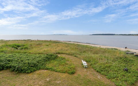 Liutulf - 40M from the Sea: Bleu, Arbuste, Chalet, Couverture De Sol, Jardin, Biens, Ombre, Aménagement Paysager, Ferme, Eco Hôtel