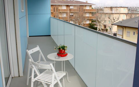 Lignano Sabbiadoro 637: Table, Propriété, Bâtiment, Ciel, Fenêtre, Bois, Design Intérieur, Nuage, Éclairage, Mobilier De Jardin
