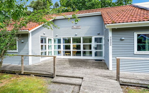 Gravers - 100M from the Sea: Toit, Maison, Lot Terre, Domicile, Chalet, Biens, Batiments Jardin, Ombre, Cabane En Rondins, Aménagement Paysager