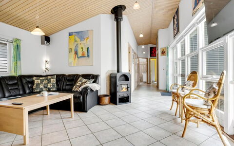 Gravers - 100M from the Sea: Toit, Maison, Lot Terre, Domicile, Chalet, Biens, Batiments Jardin, Ombre, Cabane En Rondins, Aménagement Paysager