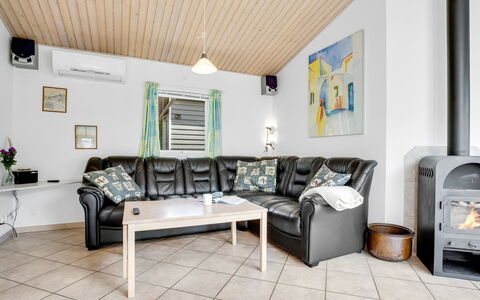 Gravers - 100M from the Sea: Toit, Maison, Lot Terre, Domicile, Chalet, Biens, Batiments Jardin, Ombre, Cabane En Rondins, Aménagement Paysager