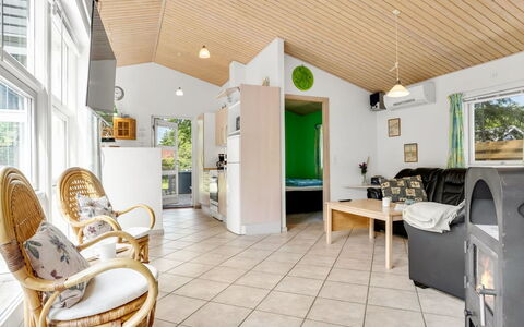 Gravers - 100M from the Sea: Toit, Maison, Lot Terre, Domicile, Chalet, Biens, Batiments Jardin, Ombre, Cabane En Rondins, Aménagement Paysager
