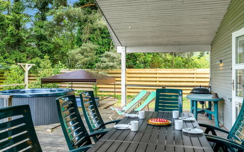 Gravers - 100M from the Sea: Toit, Maison, Lot Terre, Domicile, Chalet, Biens, Batiments Jardin, Ombre, Cabane En Rondins, Aménagement Paysager