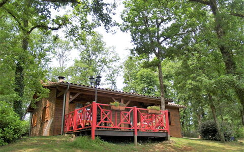 Le Chêne Vert: Ciel, Bâtiment, Neige, Pente, Arbre, Maison, Bois, Plante, Gelé, Chaîne De Montagnes