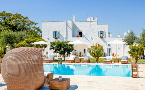 Masseria Lamacerase: Ciel, Bâtiment, Plante, Bleu Azur, Arbre, Maison, Mobilier De Jardin, Loisir, Mur, Design Urbain
