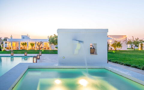 Masseria Lamacerase: L'Eau, Plante, Ciel, Propriété, Bâtiment, La Nature, Bleu Azur, Piscine, Éclairage, Design Intérieur