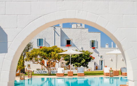 Masseria Lamacerase: Bleu Azur, L'Eau, Bâtiment, Plante, Design Urbain, Ombre, Mobilier De Jardin, Peindre, Art, Arbre