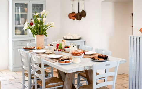 Masseria Lamacerase: Table, Aliments, Meubles, Vaisselle, Fenêtre, Orange, Plante, Bois, Chaise, Design Intérieur