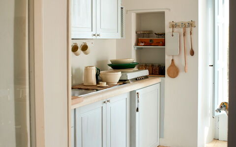 Masseria Lamacerase: Cabinetry, Cuisine, Bois, Appareil De Cuisine, Rayonnage, Comptoir, Sol, Sol, Électroménager, Principaux Appliance