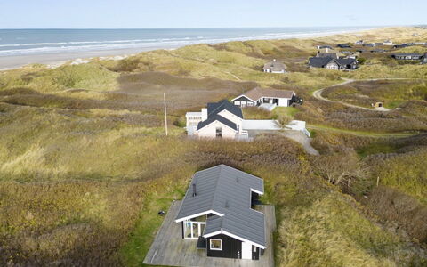 Mirla - 50M from the Sea: 