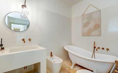 Tenuta Palù: Miroir, Luminaire Plomberie, Propriété, Robinet, Baignoire, Blanc, Armoire De Toilette, Salle De Bains, Produit, Évier