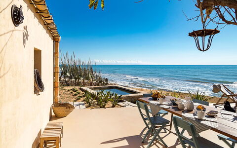 Casa Ninfa - Ispica, Sicilia: L'Eau, Ciel, Propriété, Bleu Azur, Table, Architecture, Éclairage, Bâtiment, Bois, Ombre