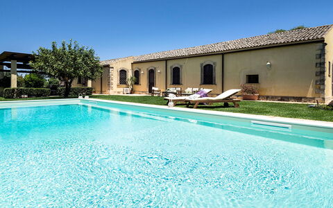 Casa Colore - Siracusa, Sicilia: L'Eau, Ciel, Plante, Piscine, Bleu Azur, Rectangle, Ombre, Bâtiment, Arbre, Composite