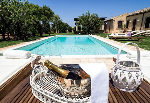 Casa Colore - Siracusa, Sicilia: L'Eau, Plante, Propriété, Ciel, Piscine, Rectangle, Mobilier De Jardin, Bâtiment, Arbre, Loisir