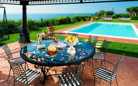 Villa Ester - Capo D'orlando, Sicilia: Meubles, Table, Propriété, Plante, Chaise, Vert, Ciel, L'Eau, Mobilier De Jardin, Sol