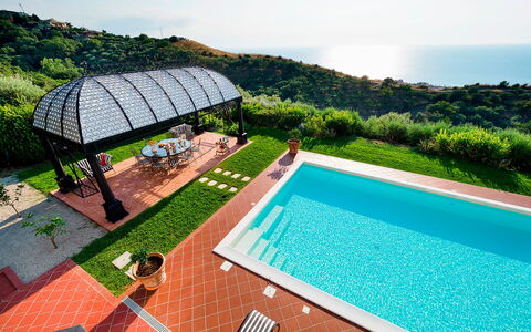 Villa Ester - Capo D'orlando, Sicilia: L'Eau, Propriété, Plante, Ciel, Bâtiment, La Nature, Bleu Azur, Piscine, Mobilier De Jardin, Arbre