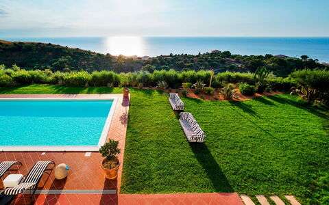 Villa Ester - Capo D'orlando, Sicilia: Ciel, L'Eau, Propriété, Plante, Arbre, Nuage, Piscine, Herbe, Paysage Naturel, Loisir