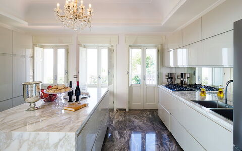 Villa Ester - Capo D'orlando, Sicilia: Cabinetry, Propriété, Comptoir, Meubles, Blanc, Table, Évier, Cuisine, Fenêtre, Robinet