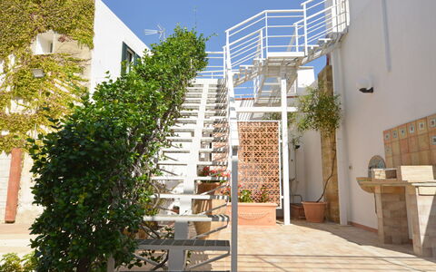 Giardino delle Meraviglie: Plante, Propriété, Ciel, Escaliers, Bâtiment, Architecture, Bois, Design Urbain, Zone Résidentielle, Immobilier