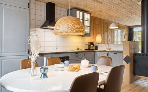 Gudrund - 250M from the Sea: Maison, Domicile, Toit, Chalet, Biens, Aménagement Paysager, Batiments Jardin, Siding, Ferme