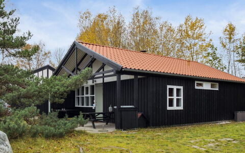Gudrund - 250M from the Sea: Maison, Domicile, Toit, Chalet, Biens, Aménagement Paysager, Batiments Jardin, Siding, Ferme