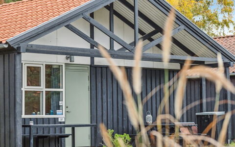Gudrund - 250M from the Sea: Maison, Domicile, Toit, Chalet, Biens, Aménagement Paysager, Batiments Jardin, Siding, Ferme