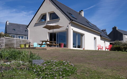 La Maison de Toul an Dour: Ciel, Plante, Bâtiment, Propriété, Fenêtre, Nuage, Maison, Lot Terre, Chalet, Herbe
