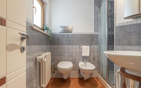 Altomare Apartment: Propriété, Luminaire Plomberie, Évier, Salle De Bains, Bâtiment, Lavabo, Robinet, Violet, Design Intérieur
