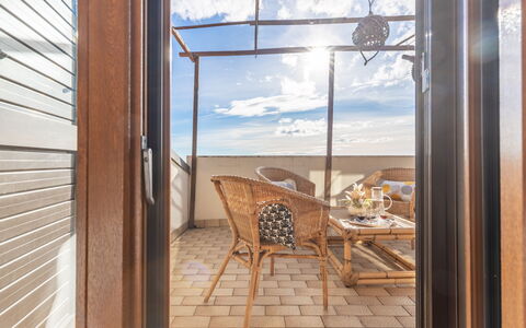 Altomare Apartment: Meubles, Ciel, Nuage, Propriété, Bâtiment, Chaise, Fenêtre, Table, Bois, Ombre