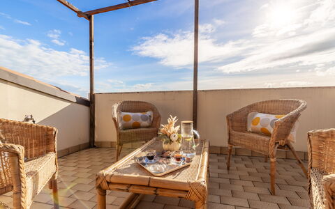Altomare Apartment: Ciel, Nuage, Meubles, Table, Propriété, Chaise, Bleu Azur, Bois, Mobilier De Jardin, Ombre