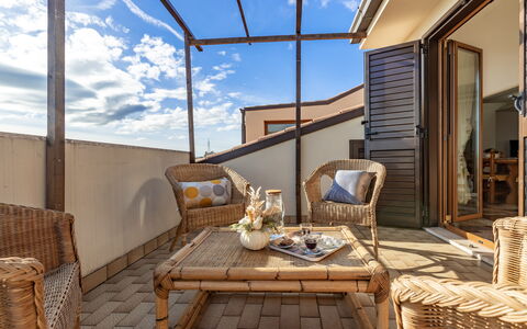 Altomare Apartment: Table, Meubles, Propriété, Bâtiment, Fenêtre, Nuage, Ciel, Bleu Azur, Bois, Chaise