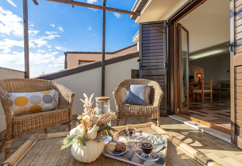 Altomare Apartment: Nuage, Propriété, Table, Meubles, Ciel, Bâtiment, Canapé, Design Intérieur, Bois, Confort