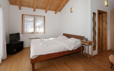 Orchidée: Bois, Plafond, Lit, Chambre, Drap De Lit, Domicile, Cadre De Lit, Literie, Porte, Pièce