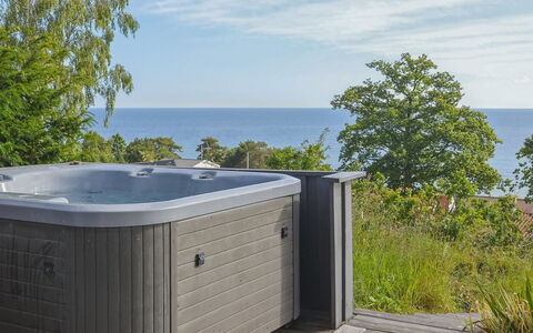Linda - 200M from the Sea: Herbe, Bois, Zone Rurale, Arbuste, Chalet, Toit, Plaine, Lot Terre, Domicile, Couverture De Sol
