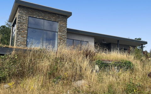 Linda - 200M from the Sea: Herbe, Bois, Zone Rurale, Arbuste, Chalet, Toit, Plaine, Lot Terre, Domicile, Couverture De Sol