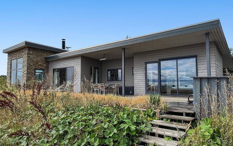 Linda - 200M from the Sea: Herbe, Bois, Zone Rurale, Arbuste, Chalet, Toit, Plaine, Lot Terre, Domicile, Couverture De Sol