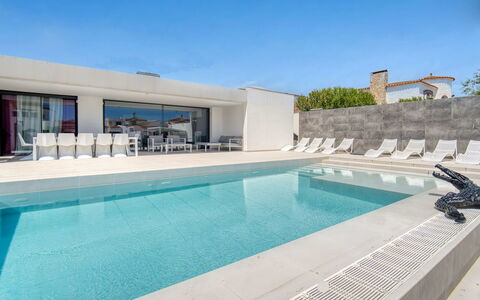 Lighthouse: Piscine, Composite, Recours, Béton, Appartement, Tuile, Biens, Ombre, Caractéristique De L'Eau, Conception