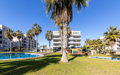 Nova Torredembarra: Plante, Ciel, L'Eau, Bâtiment, Arbre, Arecales, Condominium, Loisir, Design Urbain, Herbe