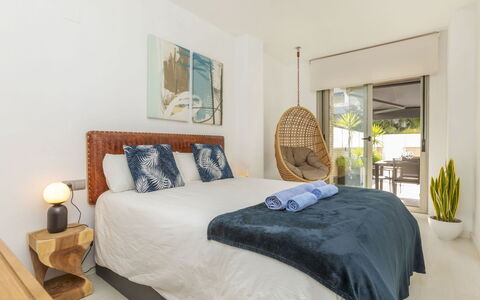 Nova Torredembarra: Bois, Meubles, Sol, Sol, Design Intérieur, Chambre, Lit, Drap De Lit, Literie, Throw Pillow