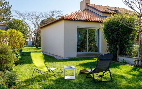 L'Oiseau Bleu: Arbuste, Domicile, Jardin, Lot Terre, Mobilier De Jardin, Pelouse, Ombre, Chalet, Aménagement Paysager, Biens