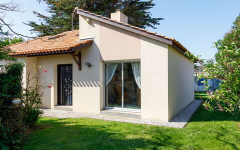L'Oiseau Bleu: Maison, Domicile, Porte, Toit, Zone Résidentielle, Chalet, Façade, Arbuste, Lot Terre, Jardin