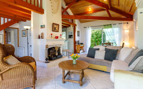 L'Oiseau Bleu: Meubles, Design Intérieur, Plafond, Bois, Canapé, Chaise, Table, Sol, Salon, Sol