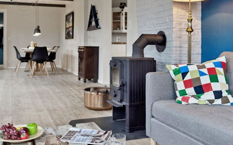 Hughlek - 1.5Km from the Sea: Meubles, Sol, Design Intérieur, Sol, Bois, Salon, Parquet, Domicile, Pièce, Éclairage