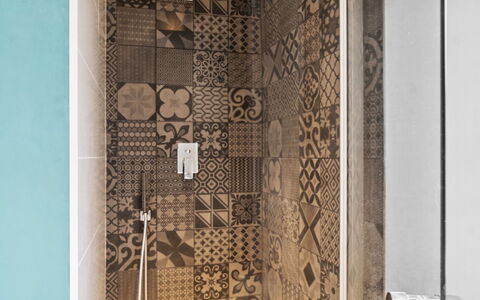 Hughlek - 1.5Km from the Sea: Sol, Sol, Luminaire Plomberie, Design Intérieur, Tuile, Marron, Salle De Bains, Plomberie, Mosaïque