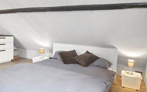 Hughlek - 1.5Km from the Sea: Lit, Meubles, Chambre, Literie, Drap De Lit, Design Intérieur, Sol, Bois, Sol, Linge